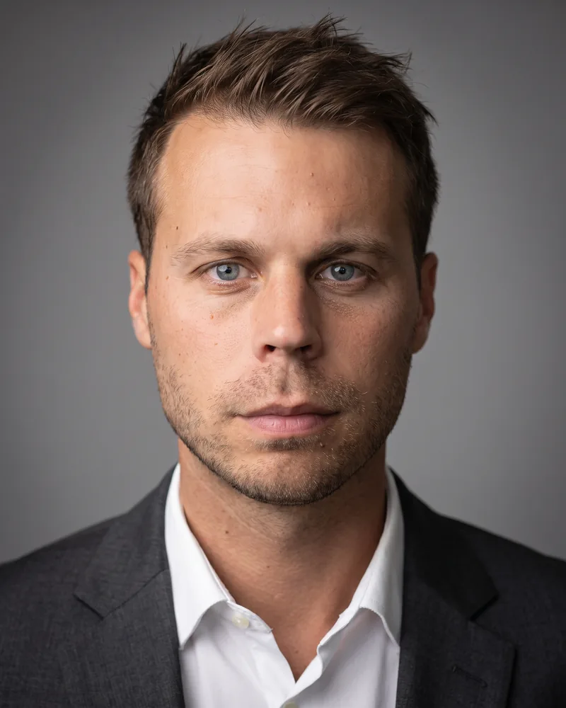 Professional headshot example generated by Staffshots — lighting option: Warm daylight