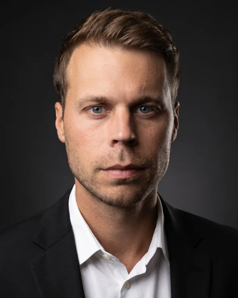 Professional headshot example generated by Staffshots in the Executive Dark preset