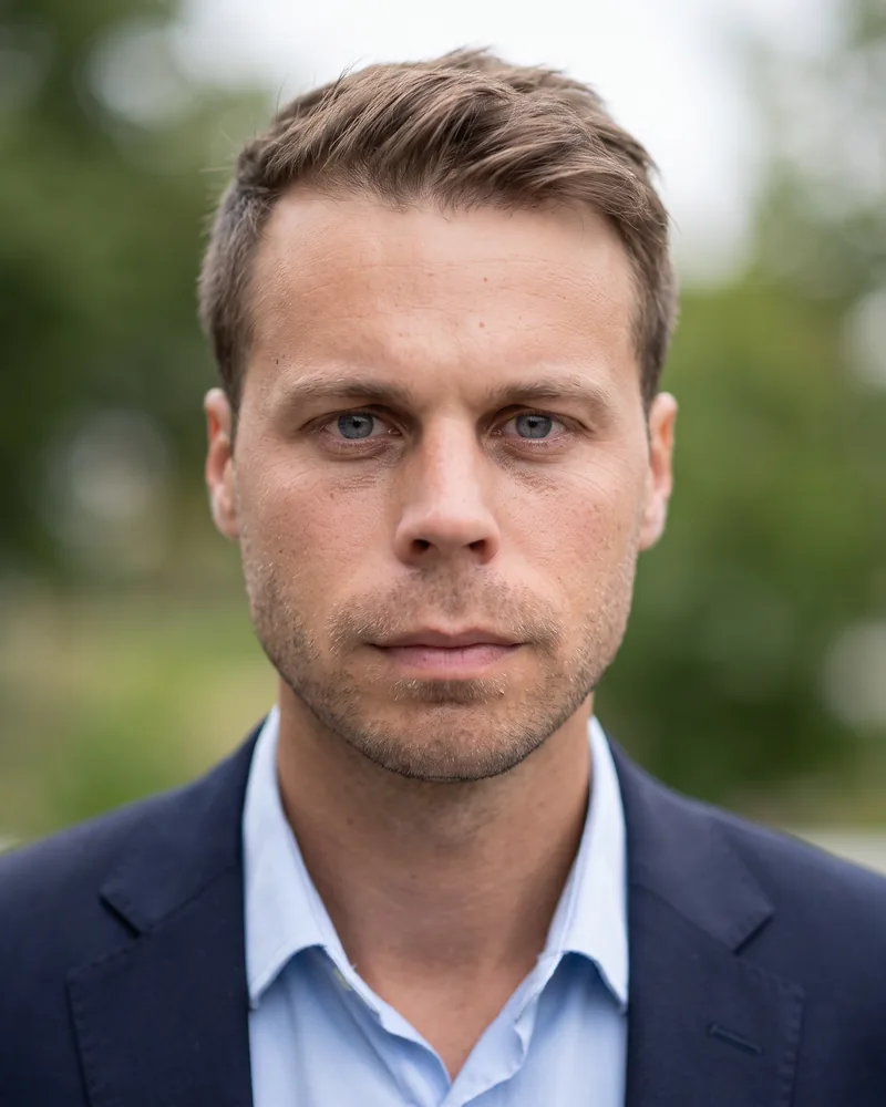 Professional headshot example generated by Staffshots in the Outdoor Light preset